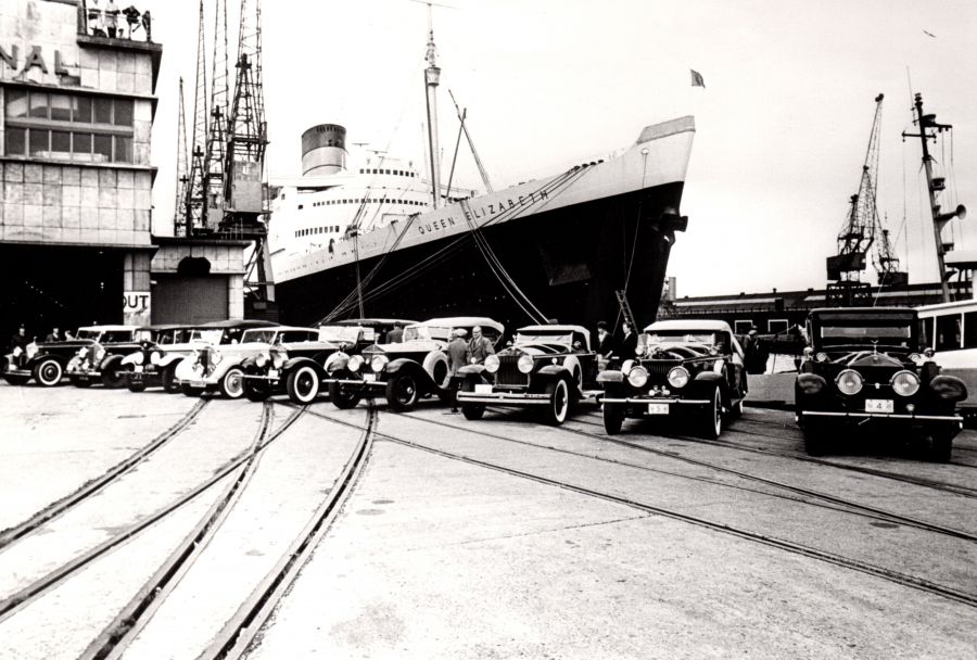 1967 - 12 Rolls-Royces unloaded from Queen Elizabeth liner to take part in pageant at Goodwood